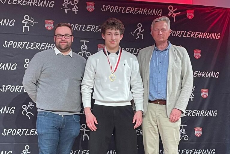 Maximilian Osterloher mit Bürgermeister Richard Richter, rechts und Sportreferent Michael Kastl, links