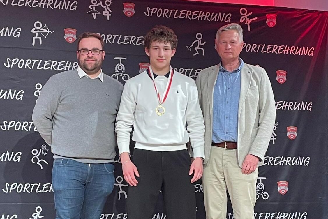 Maximilian Osterloher mit Bürgermeister Richard Richter, rechts und Sportreferent Michael Kastl, links