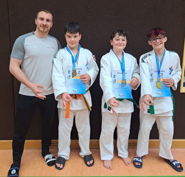 KSV-Judoka Florian Dengler, Helge Kubitza und Benjamin Petter, von rechts, mit Coach Philipp Ampletzer
