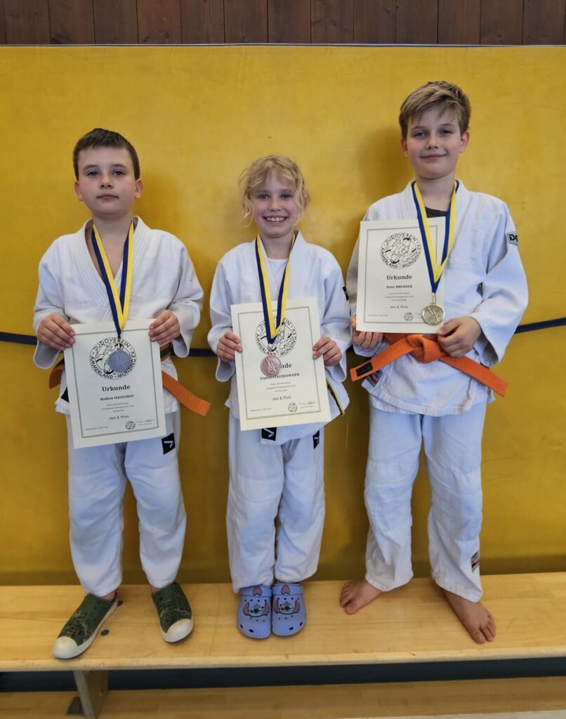 Peter Brunner auf Platz 1 mit Sophia Staudenmaier und Rodion Izkizarov, von rechts