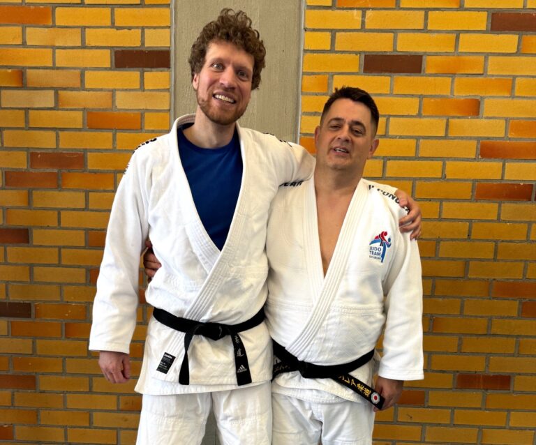 Andreas Dengler, rechts und Christoph Dienhart erreichen den 2. Dan Judo