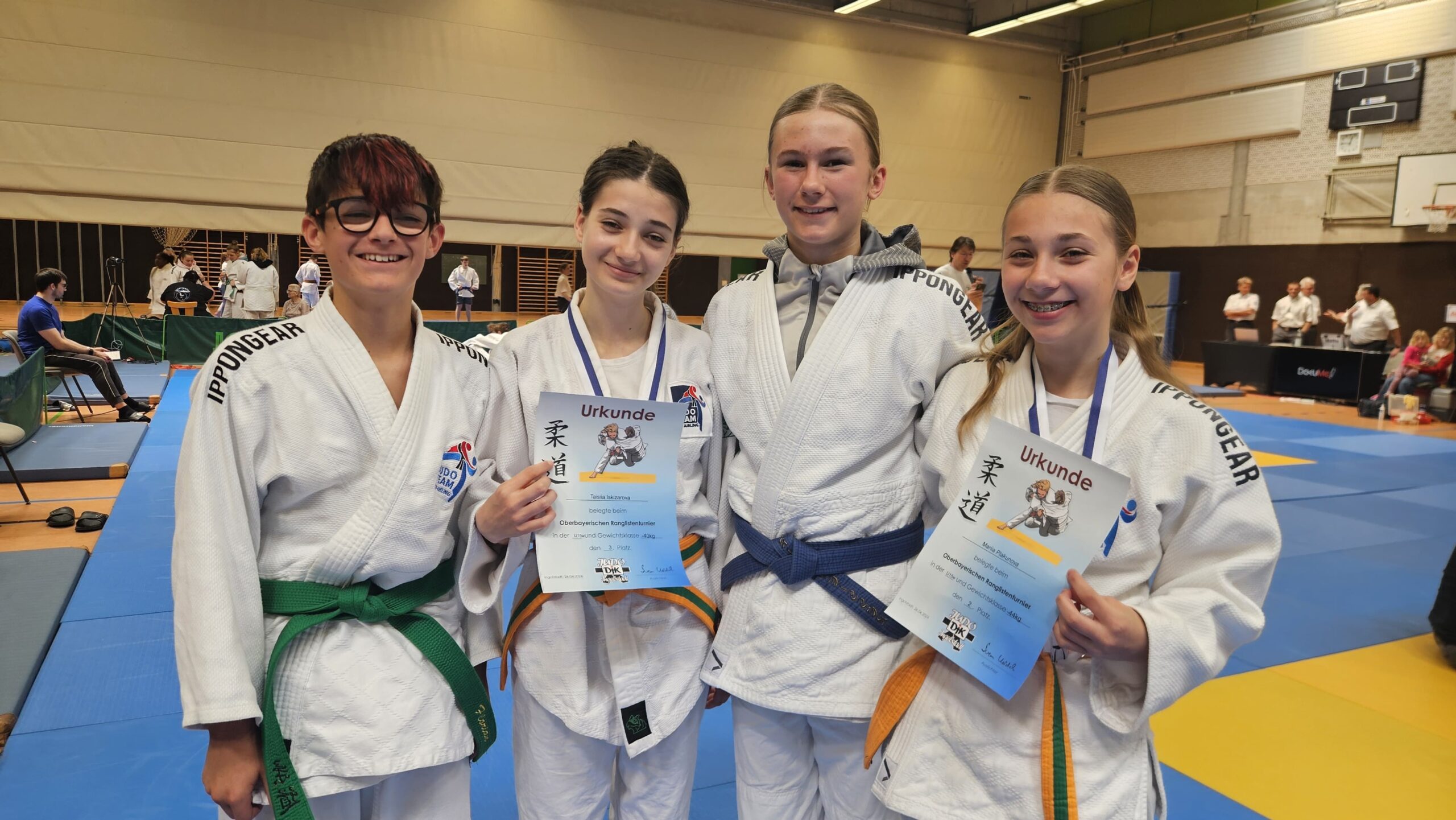 Florian Dengler, li., und Luise Wachtel, zweite von rechts, werden Erste. Maria Plakunova, rechts, wird zweite, Taissia Iskizarova mit Platz 3