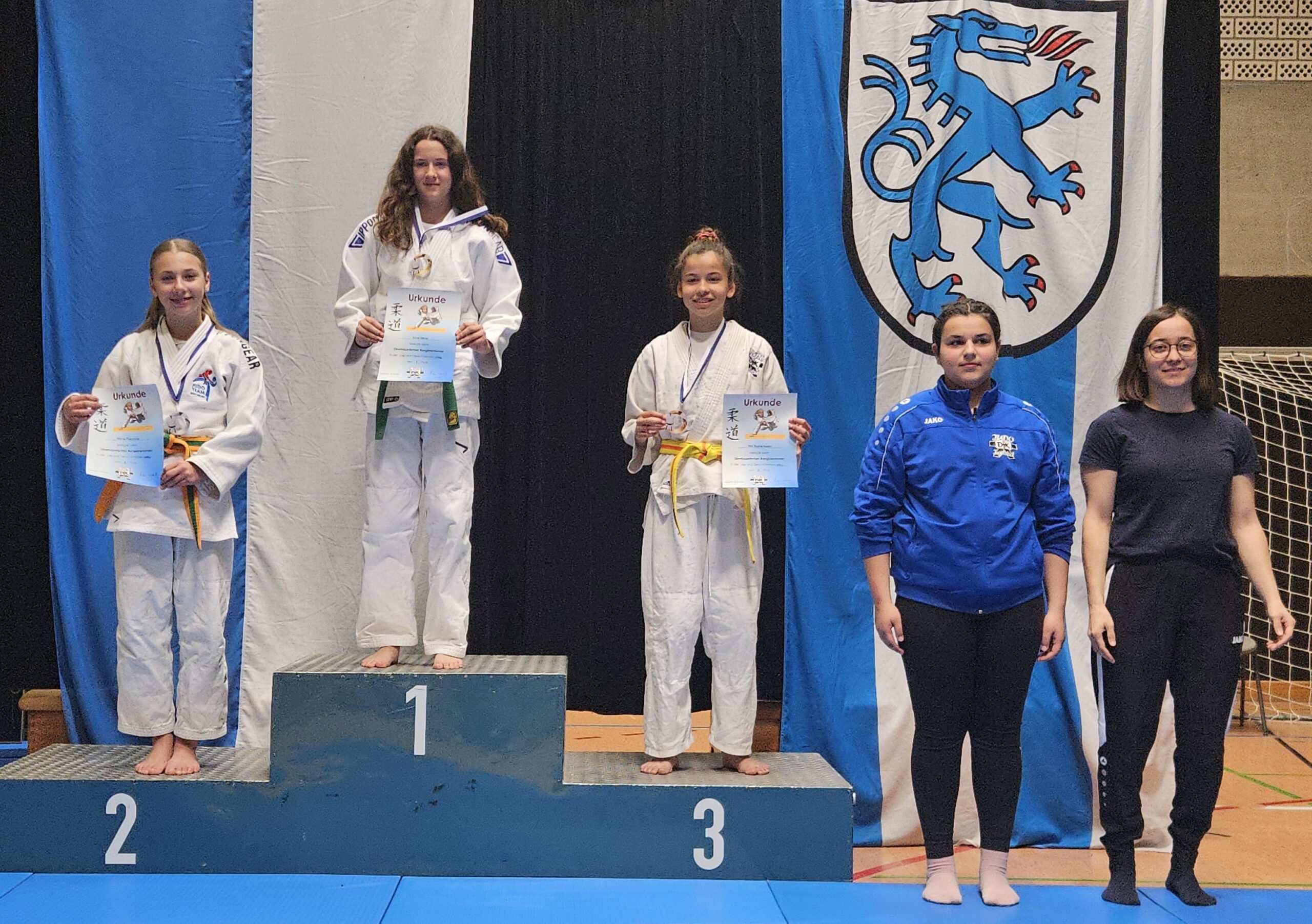 Mariia Plakunova, links, freut sich über die Silbermedaille