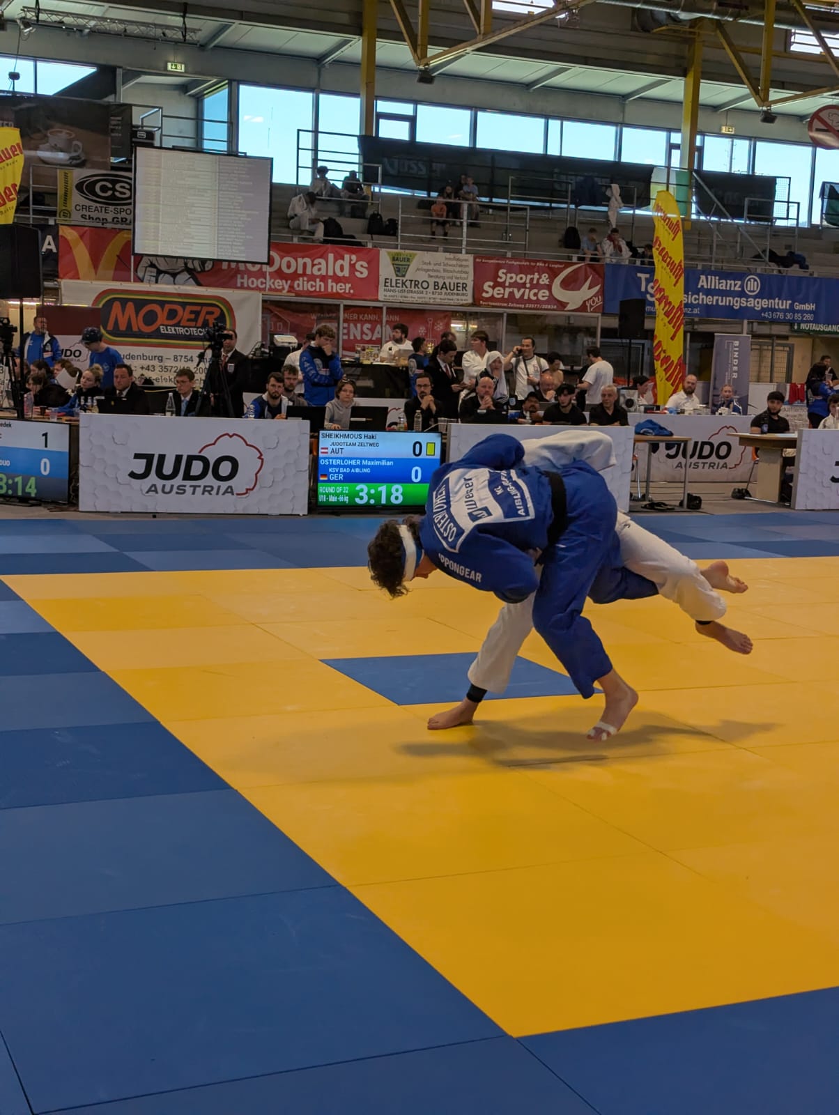Maxi Osterloher in blau mit Wurfansatz