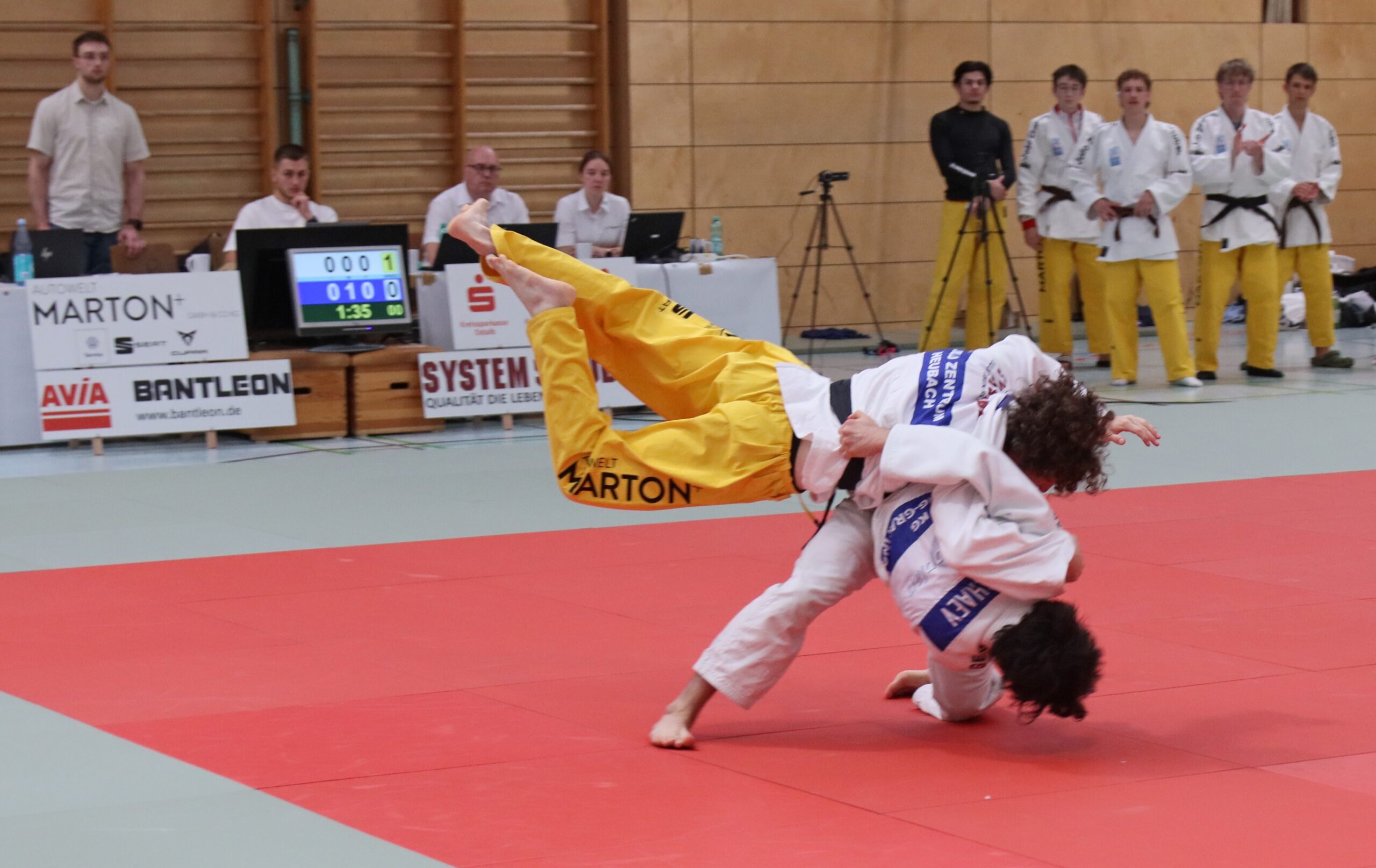 Mukhamed Takhaev gewinnt gegen Niklas Böhm