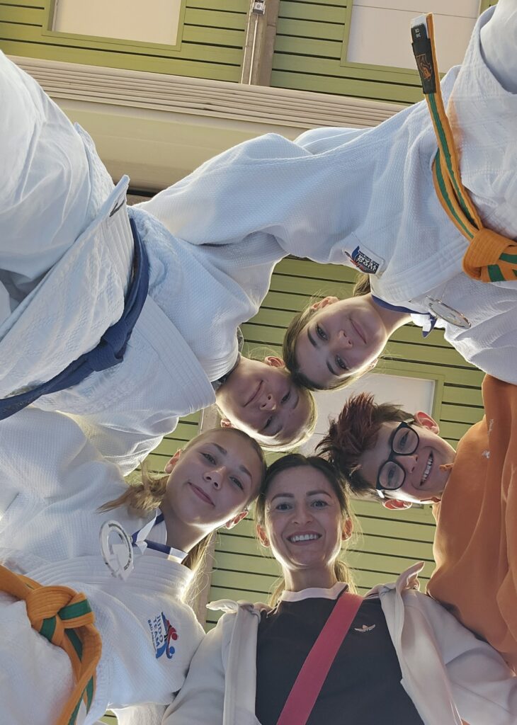 Trainerin Anamaria Budiu, in schwarz, und die KSV-Judoka