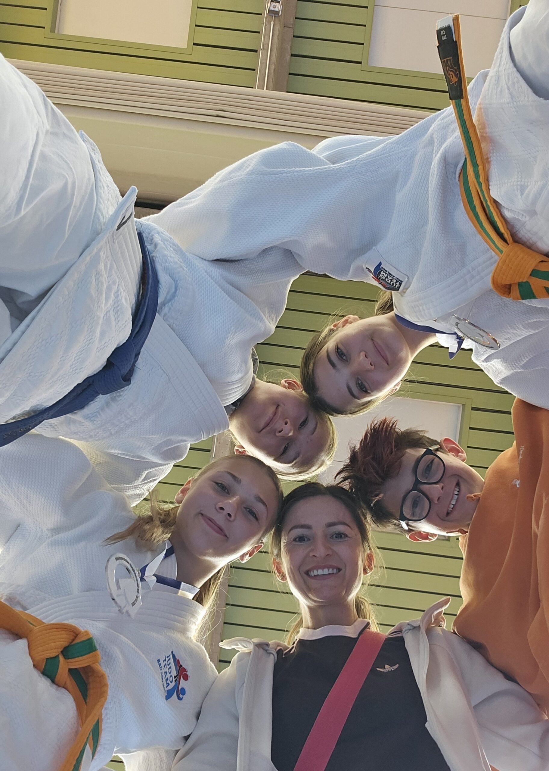 Trainerin Anamaria Budiu, in schwarz, und die KSV-Judoka