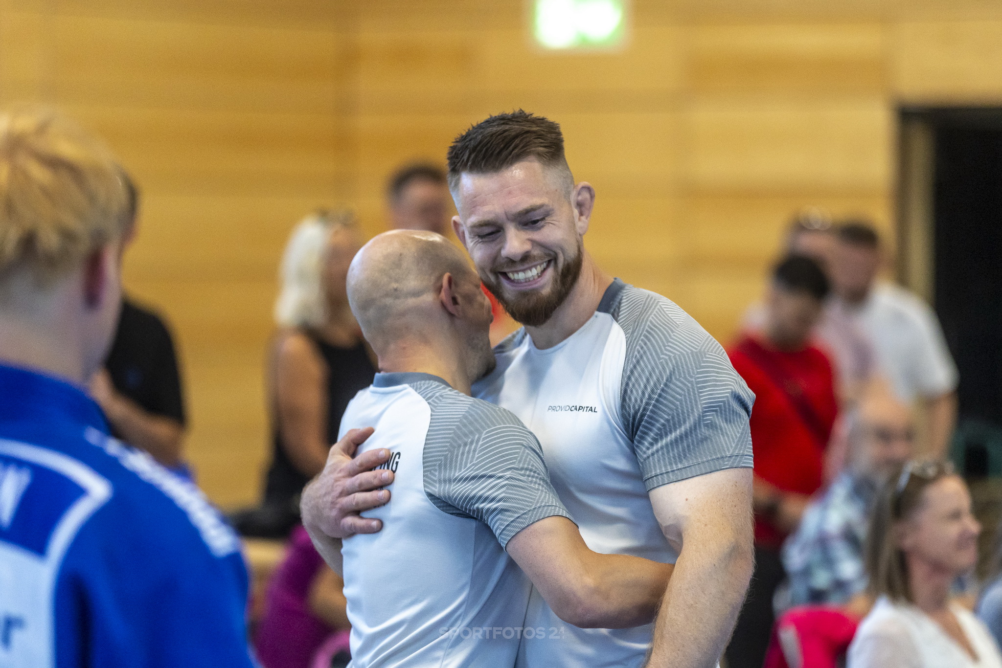 Die Trainer Florian Speigel, links und Martin Garic freuen sich über den Sieg - Foto - Sportfotos24, Thomas Wetzel