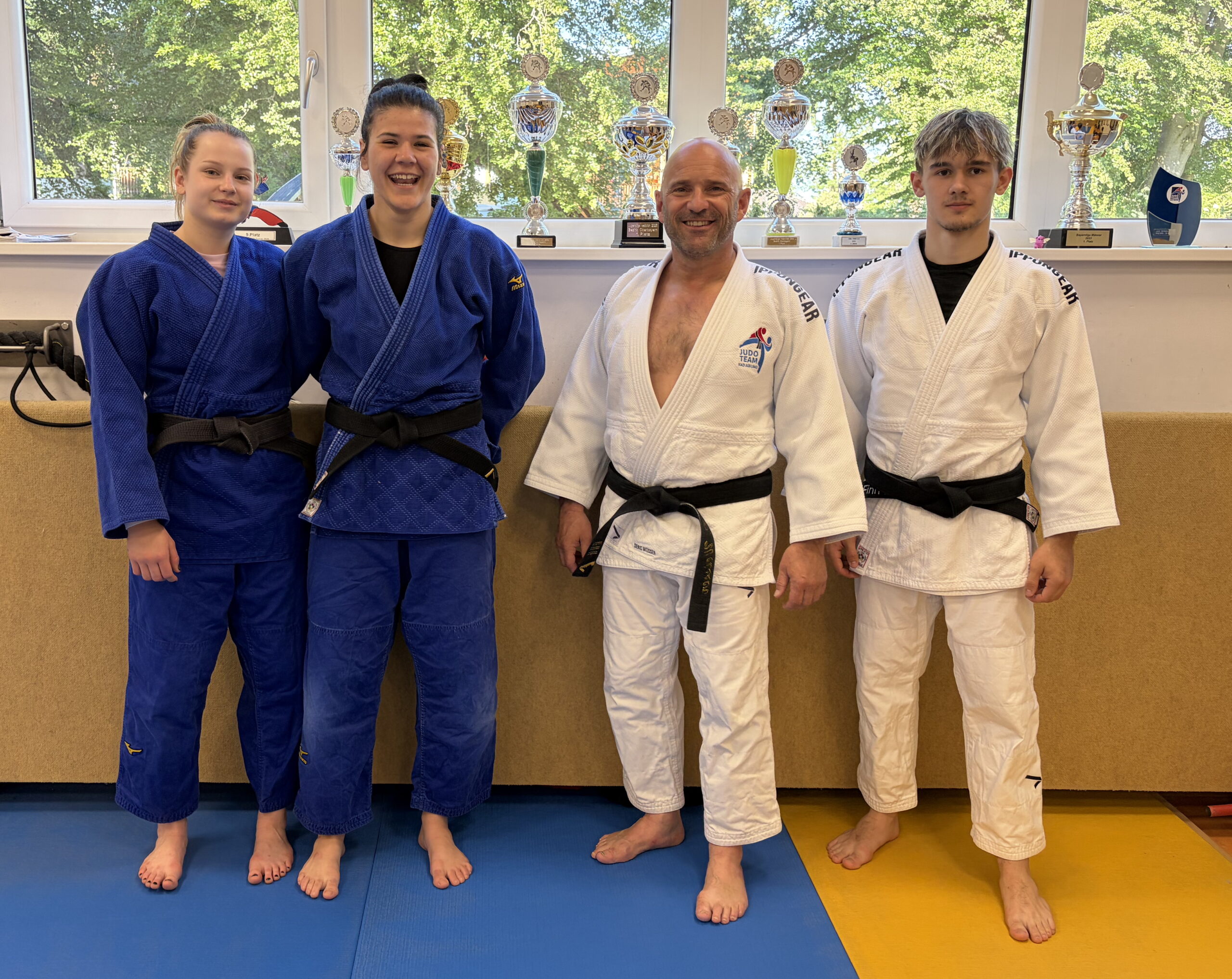 Julia Schwarzenberg, Zyna Schreiber, KSV-Judoka Denis Weisser und Finn Ahlemeyer, von links
