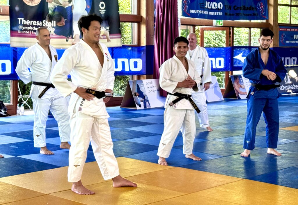 Ryunosuke Haga, vorne, erklärt - im Hintergrund das Trainerteam