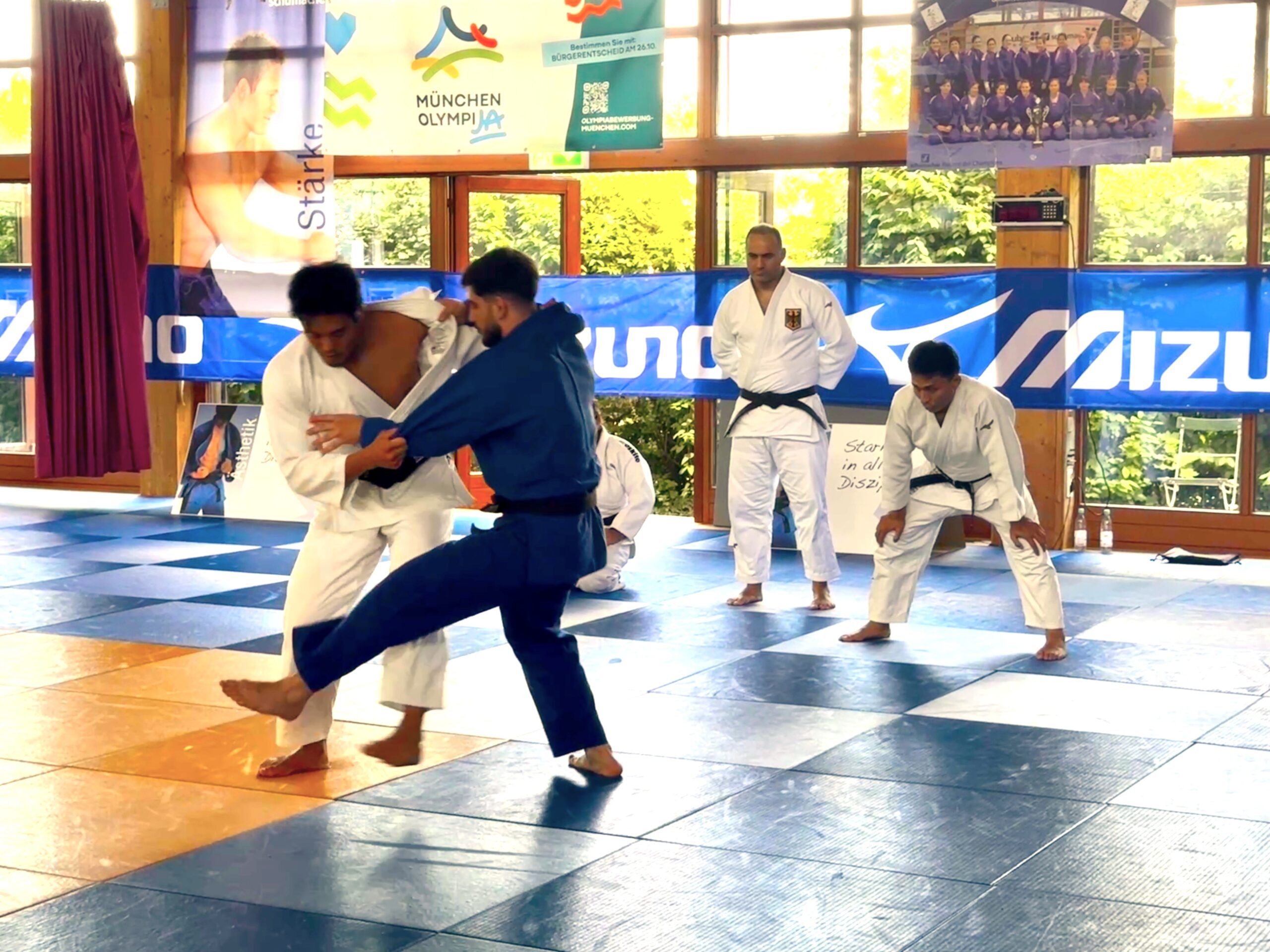 Ryunosuke Haga demonstriert einen Fußwurf