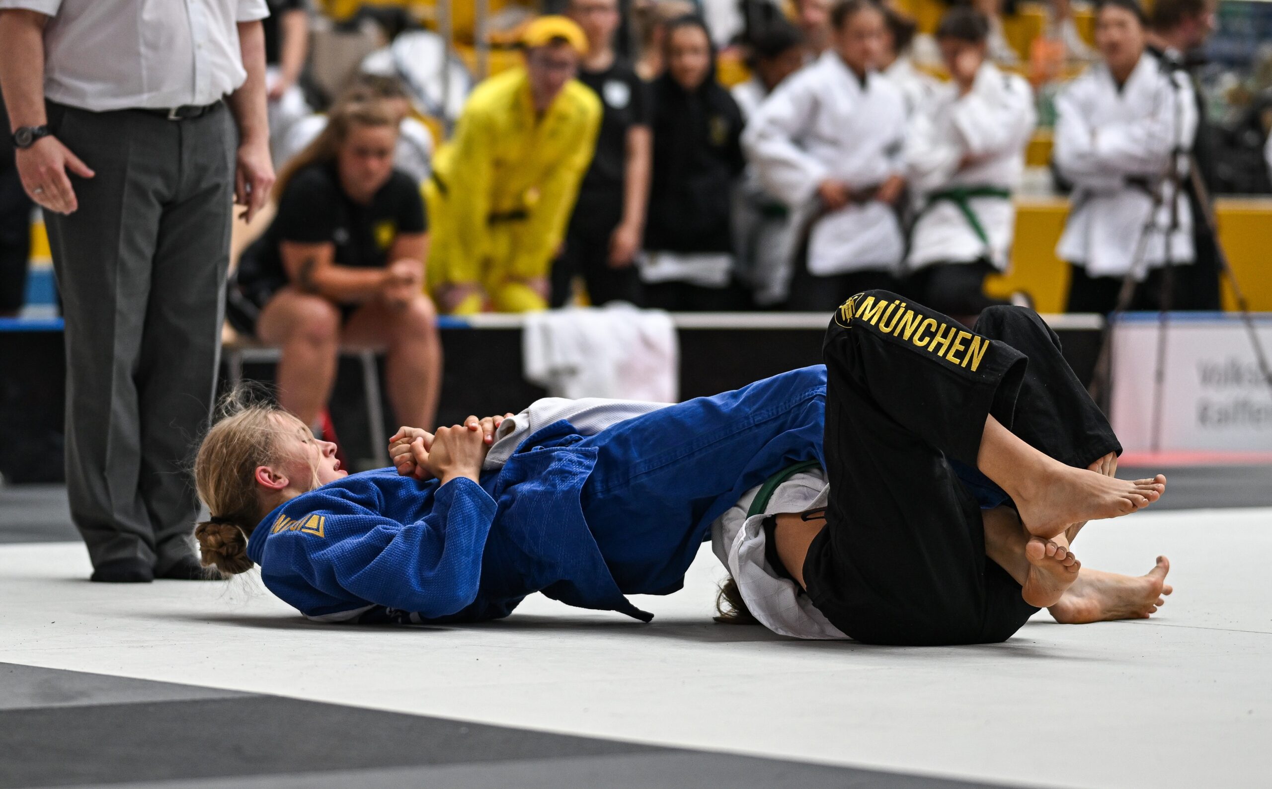 KSV-Judoka Luise Wachtel siegt mit einem Armhebel gegen München